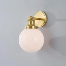Load image into Gallery viewer, Beverly Wall Light in Detail.
