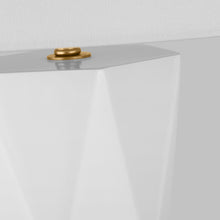 Load image into Gallery viewer, Fernwood Table Lamp in Detail.

